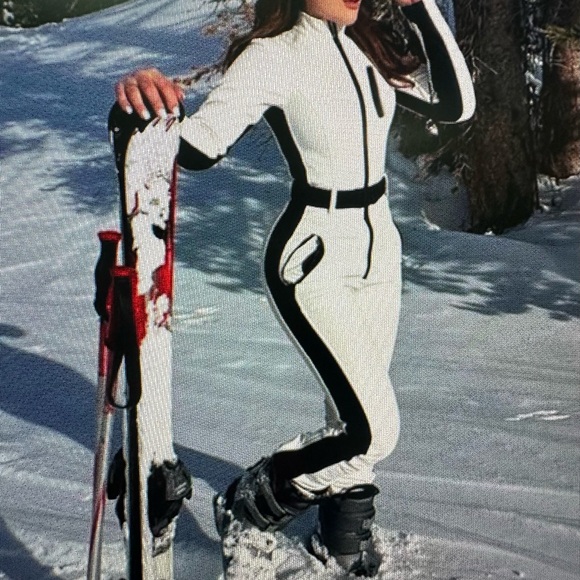 Elegant Women's Black and White Pantsuit - Picture 3 of 9